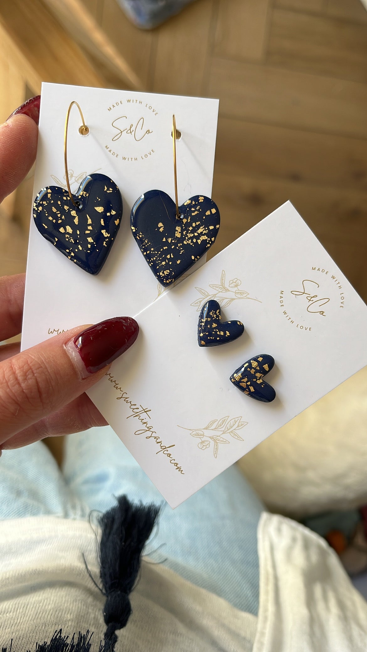 Petites Puces d'oreilles Cœur ♡ Bleu marine éclats d’or