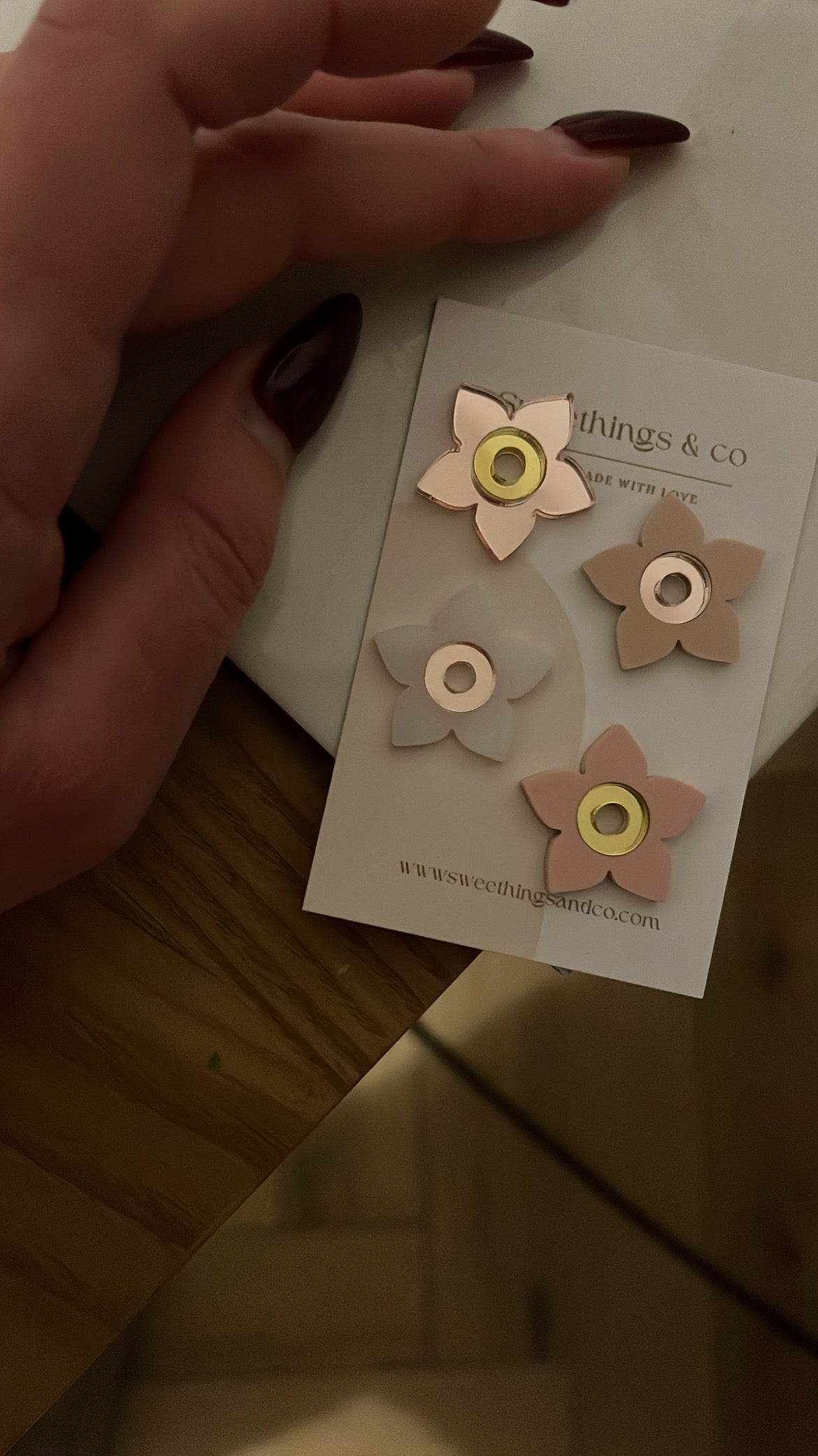 Boucles d’oreilles créoles doré en acier inoxydable + paire de fleurs interchangeables