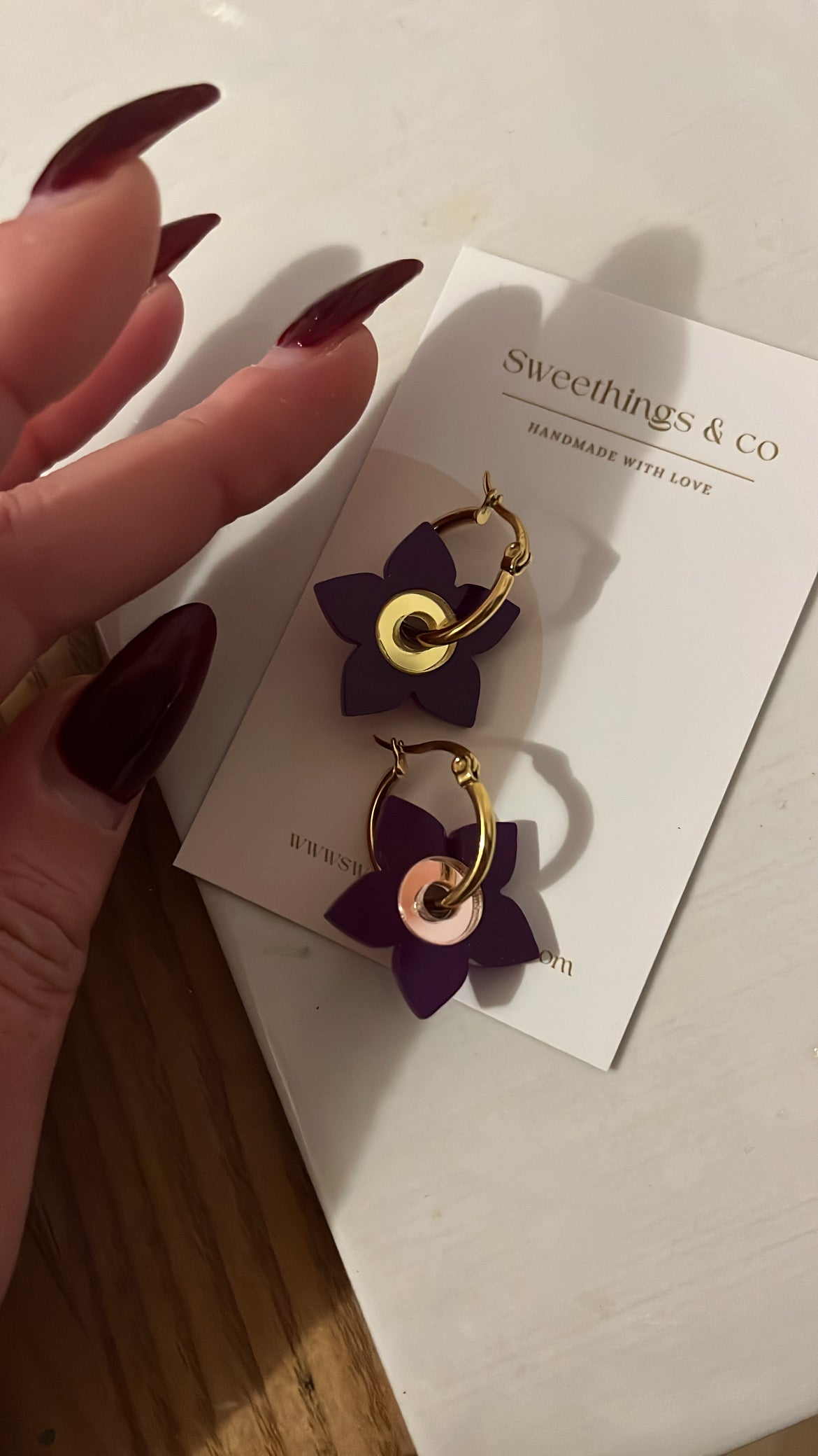 Boucles d’oreilles créoles doré en  acier inoxydable + paire de fleurs interchangeables