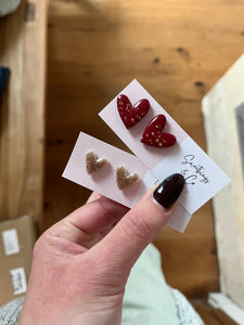 Puces d'oreilles coeur nuance rouge éclats d’or