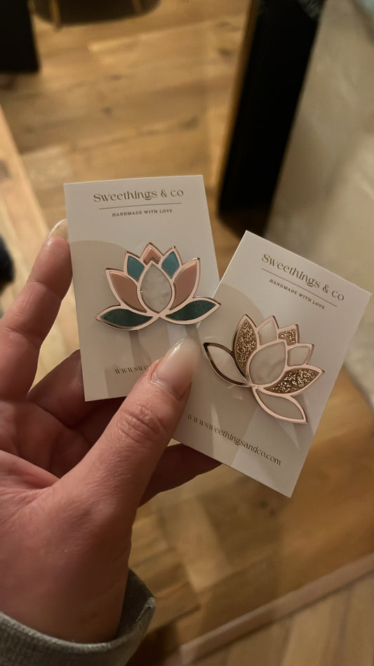 Broche poétique lotus