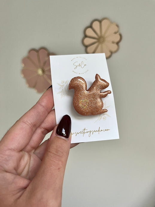 Broche poétique écureuil