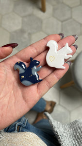 Broche poétique écureuil blanc