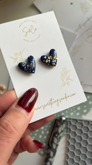 Puces d'oreilles Cœur ♡ Bleu marine éclats d’or