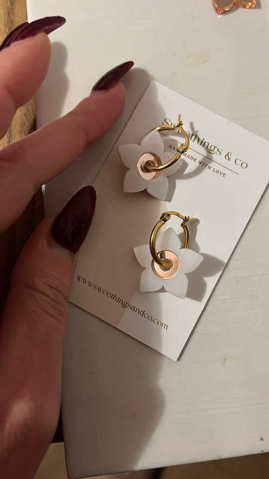 Boucles d’oreilles créoles doré en  acier inoxydable + paire de fleurs interchangeables