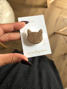 32. Broche